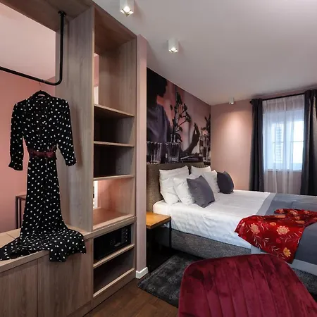 Camera Hotel